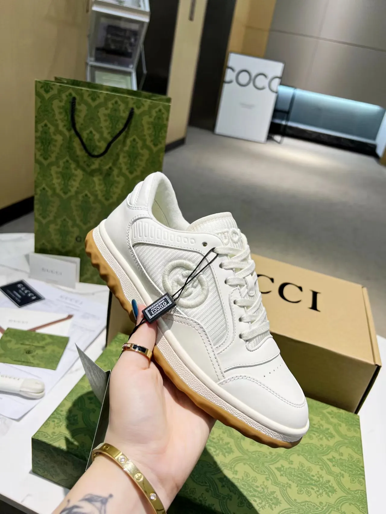 👟👟Ex-factory price 520👟👟 2023 new and highest version of Kuqi Gucci men's and women's small dirty shoes, original version 1: dismantling and re-engraving, no matter the last shape, details, or materials, we have carefully selected them, just to make them good and make your feet feel more comfortable. The texture is the best in the entire network, welcome to shop around for comparison. Color: Synchronized color at the counter, 9 colors available. Size: Female 35-40. Male 39-44